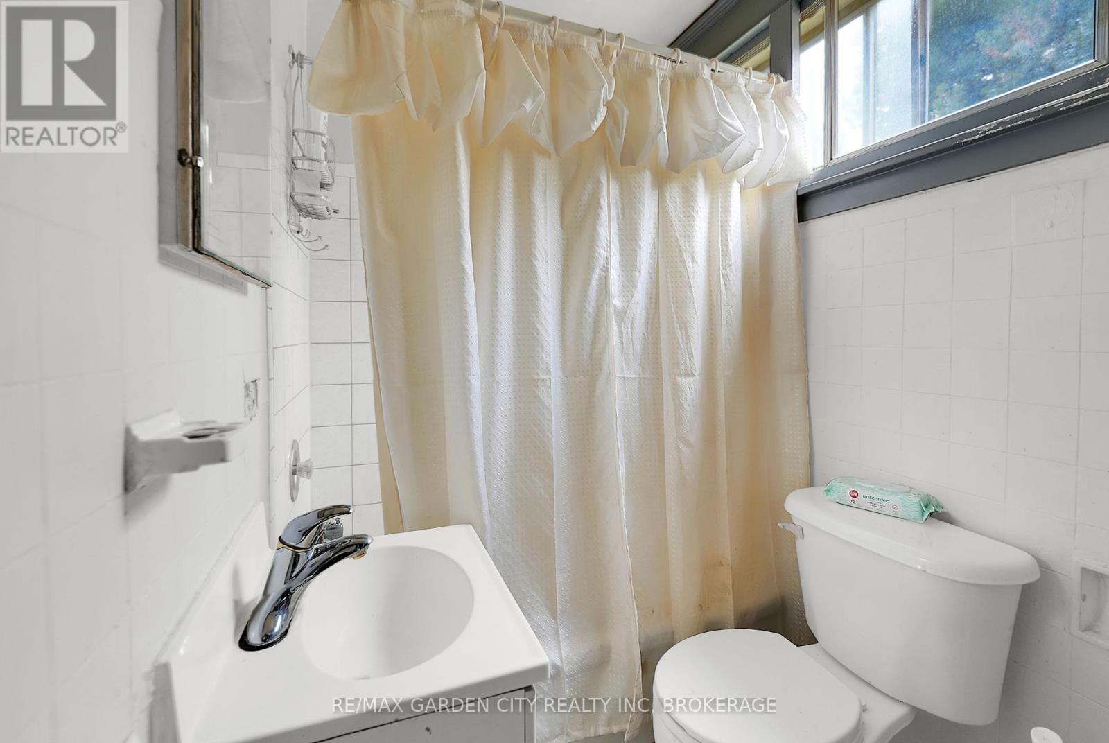Photo 9 of 213 Geneva Street, St Catharines ON