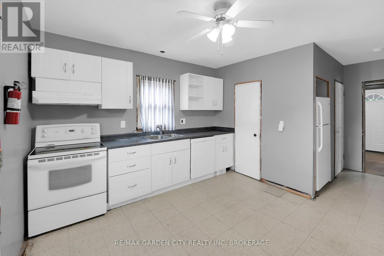 Photo 11 of 111 Lowell Avenue, St Catharines ON