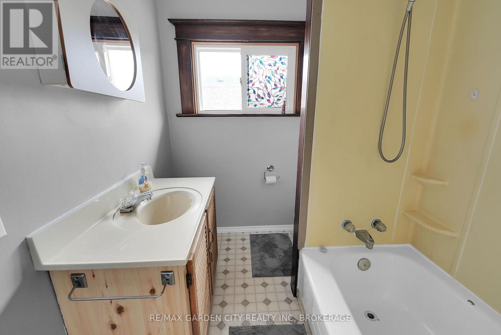 Photo 21 of 111 Lowell Avenue, St Catharines ON