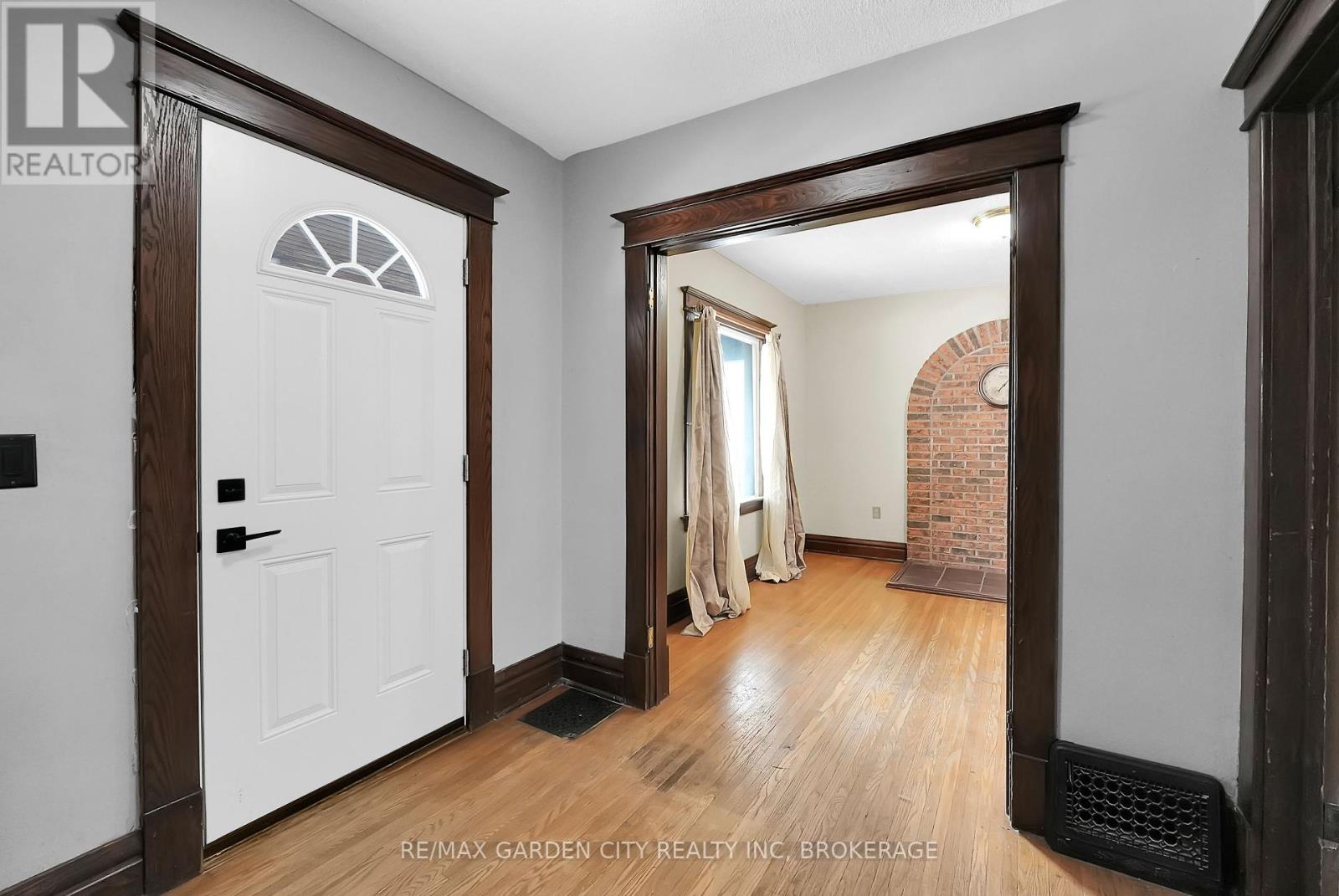 Photo 4 of 111 Lowell Avenue, St Catharines ON