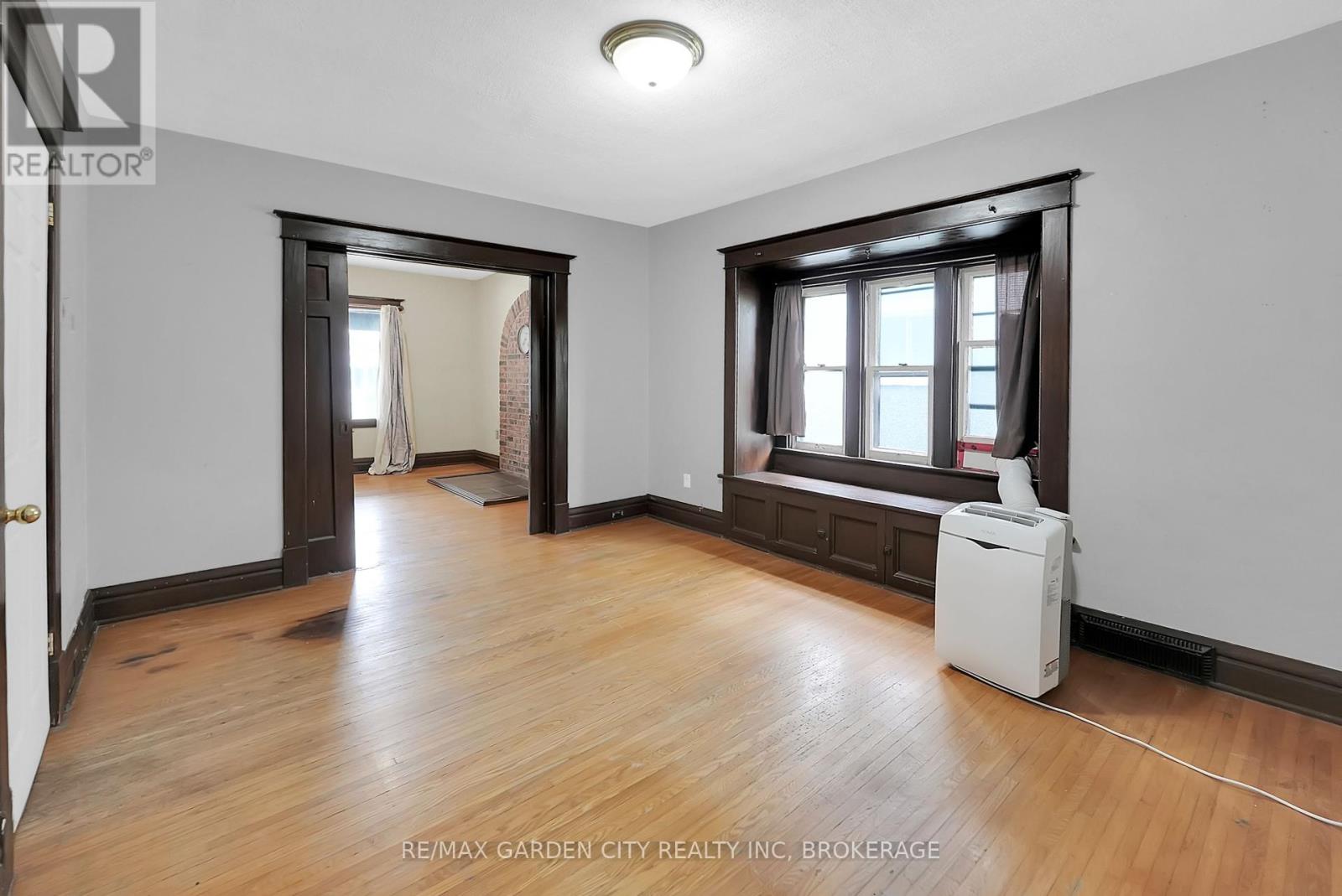 Photo 8 of 111 Lowell Avenue, St Catharines ON