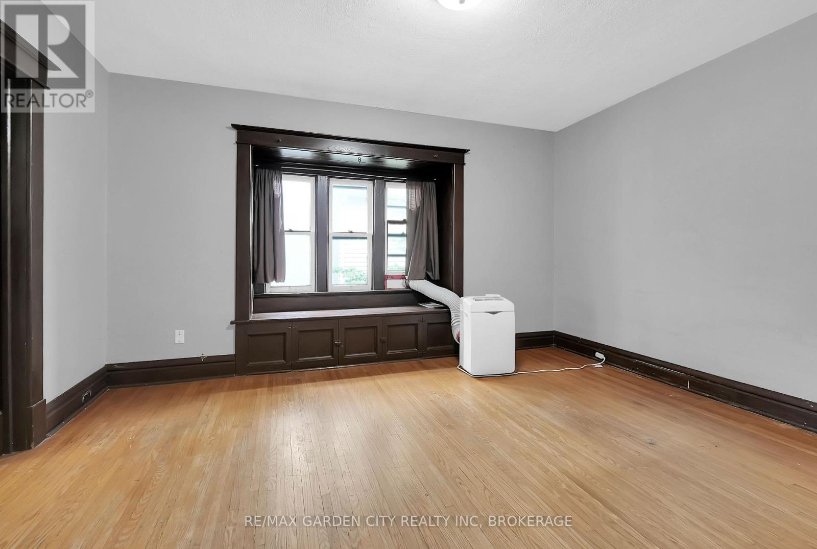 Photo 9 of 111 Lowell Avenue, St Catharines ON