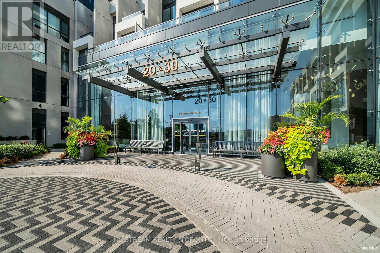Photo 2 of 330 20 Inn On The Park Drive, Toronto ON