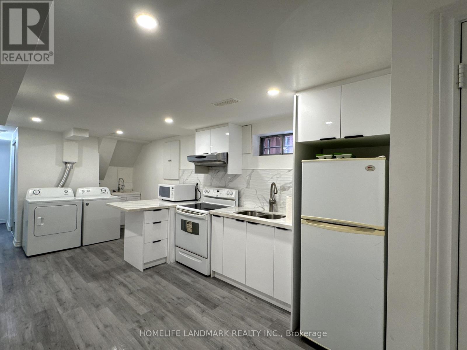 Photo 14 of 104 Loganberry Crescent, Toronto ON