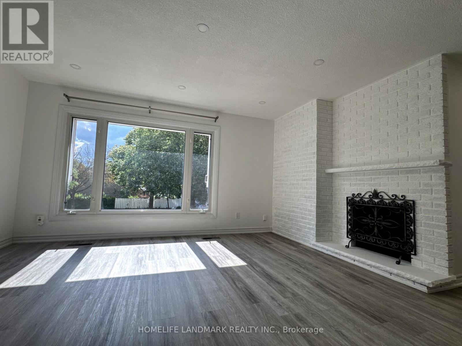 Photo 6 of 104 Loganberry Crescent, Toronto ON