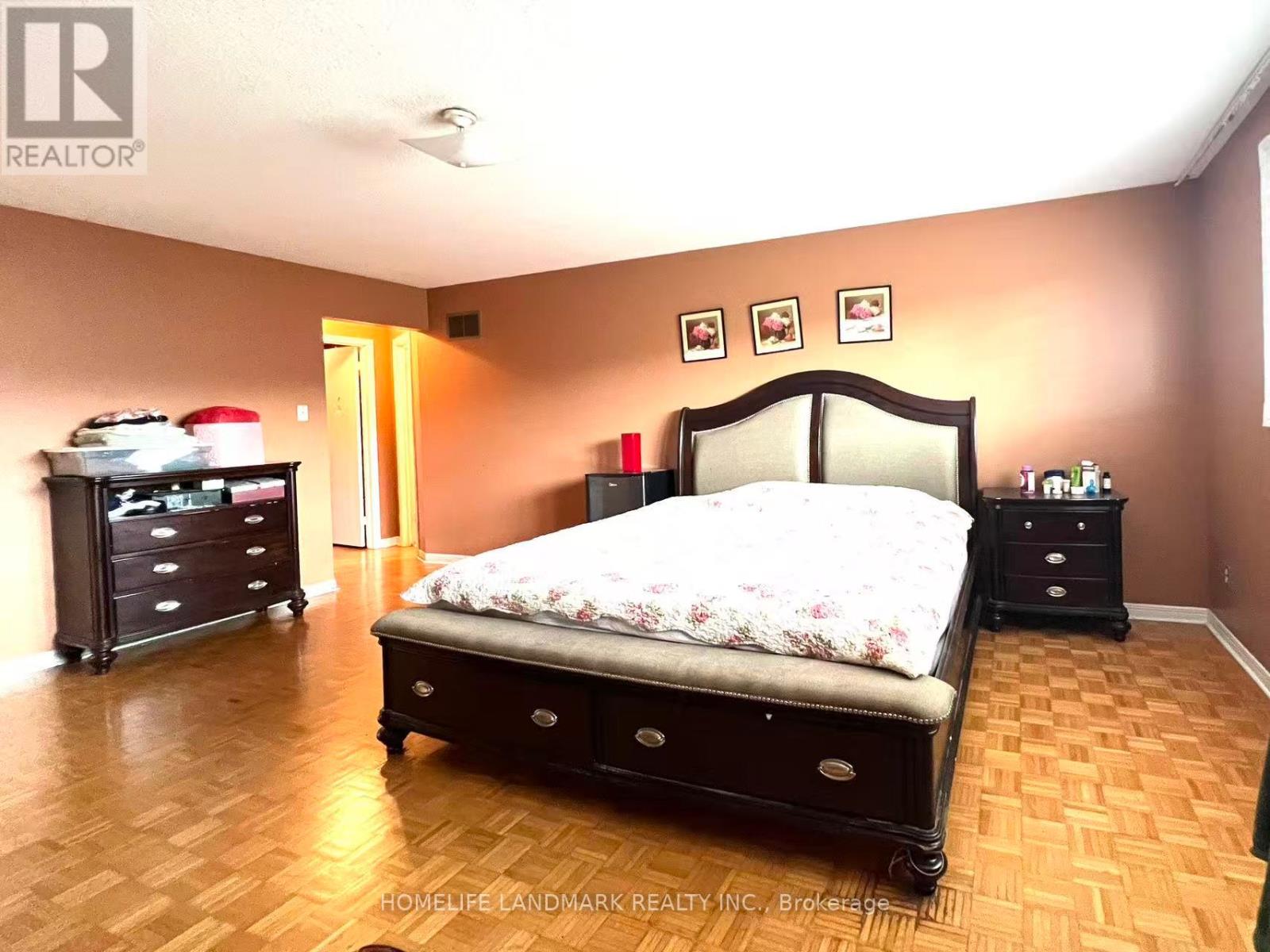 Photo 17 of 327 Goldhawk Trail, Toronto ON