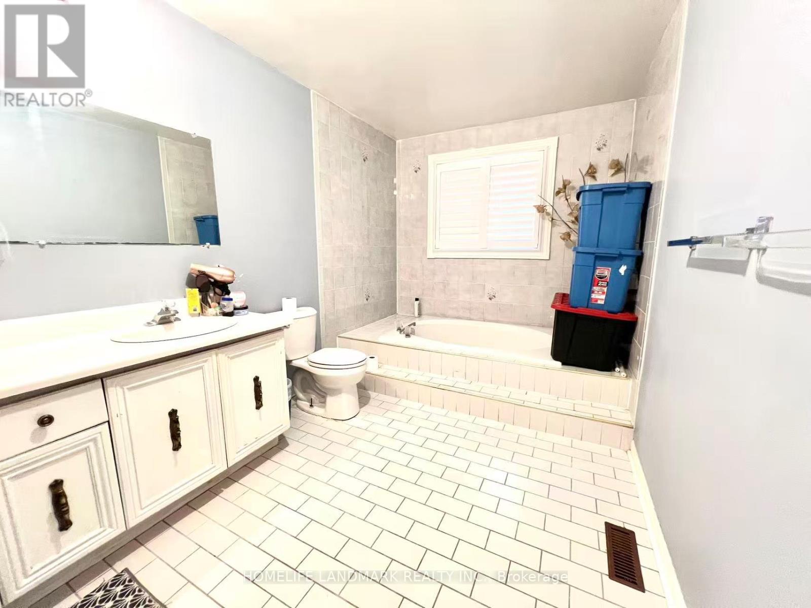 Photo 18 of 327 Goldhawk Trail, Toronto ON