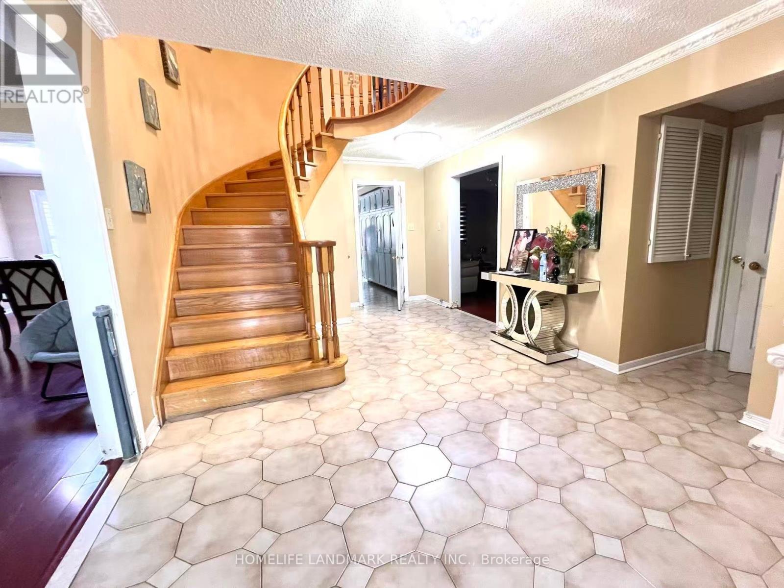 Photo 2 of 327 Goldhawk Trail, Toronto ON