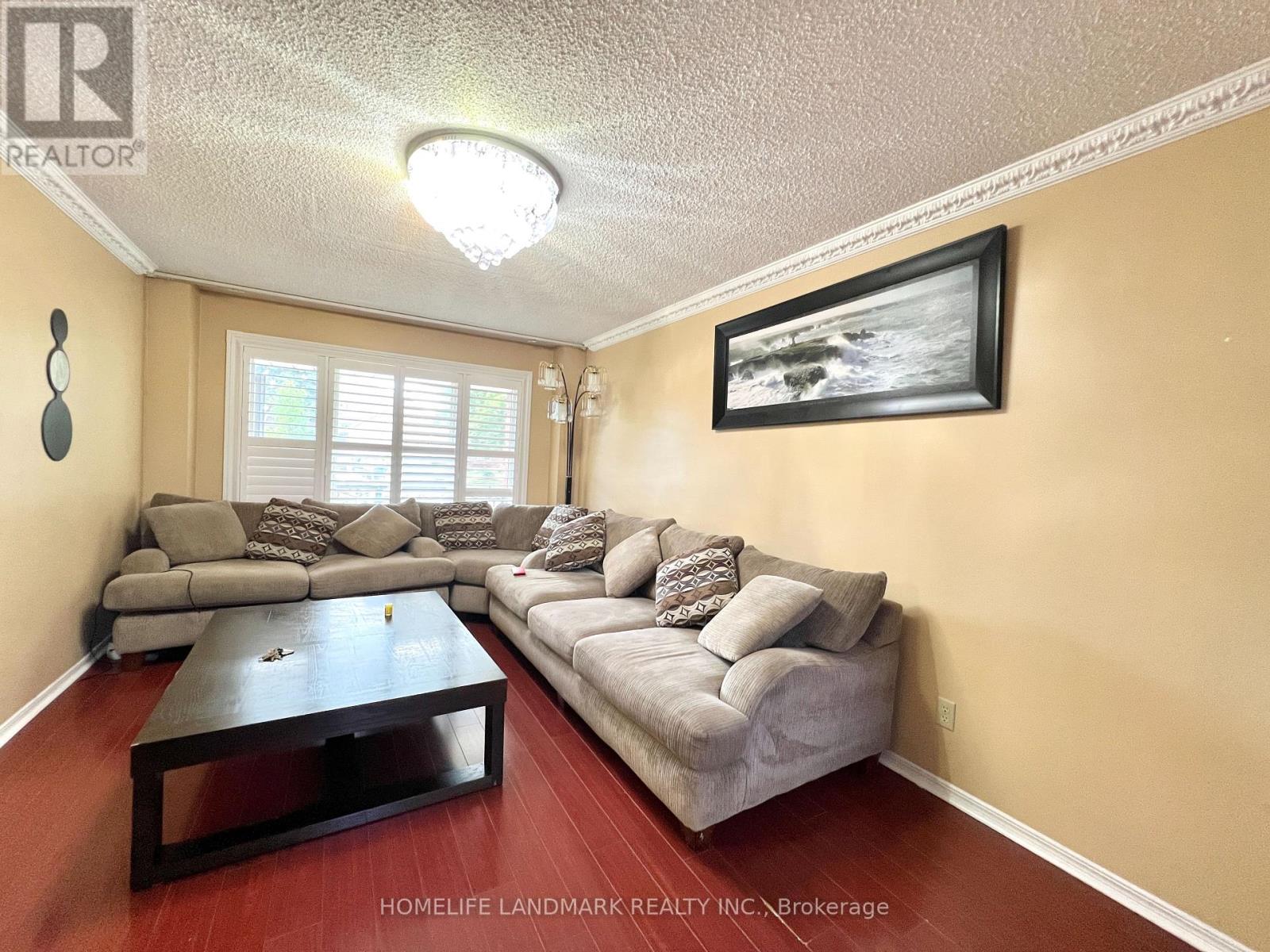 Photo 4 of 327 Goldhawk Trail, Toronto ON