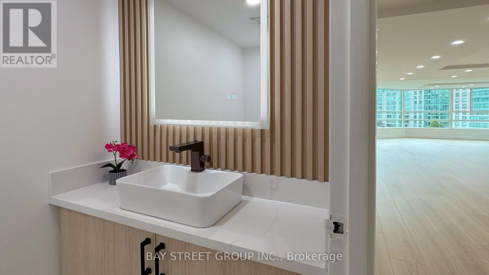 Photo 10 of 606 7905 Bayview Avenue, Markham ON