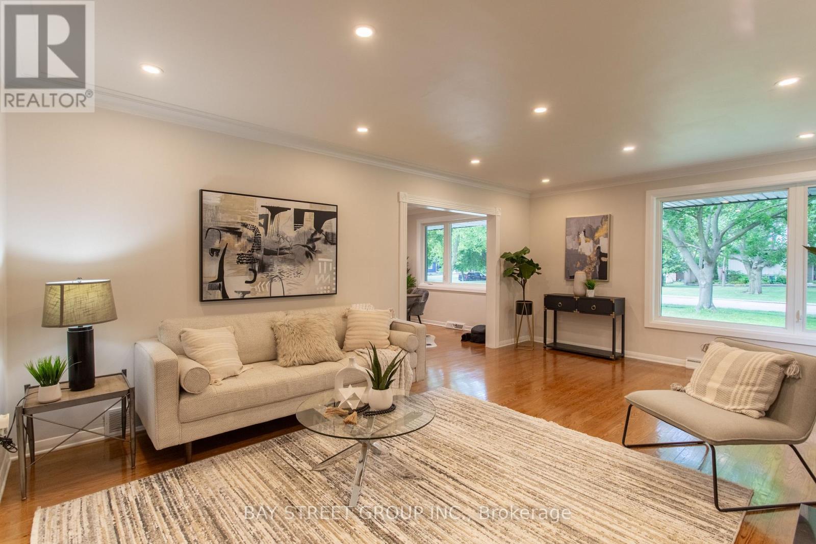 Photo 5 of 2 Parklane Crescent S, St Catharines ON