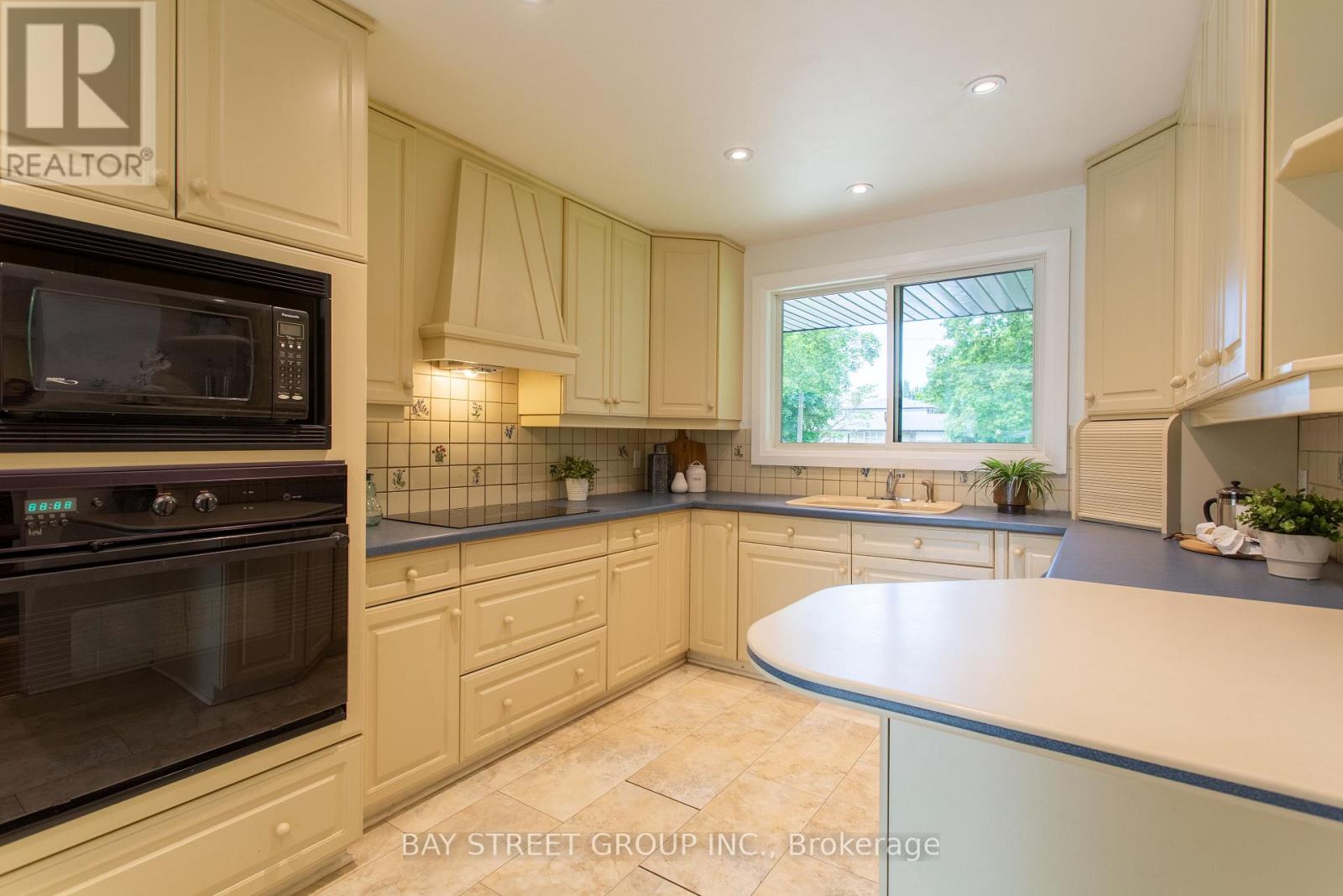 Photo 28 of 2 Parklane Crescent S, St Catharines ON