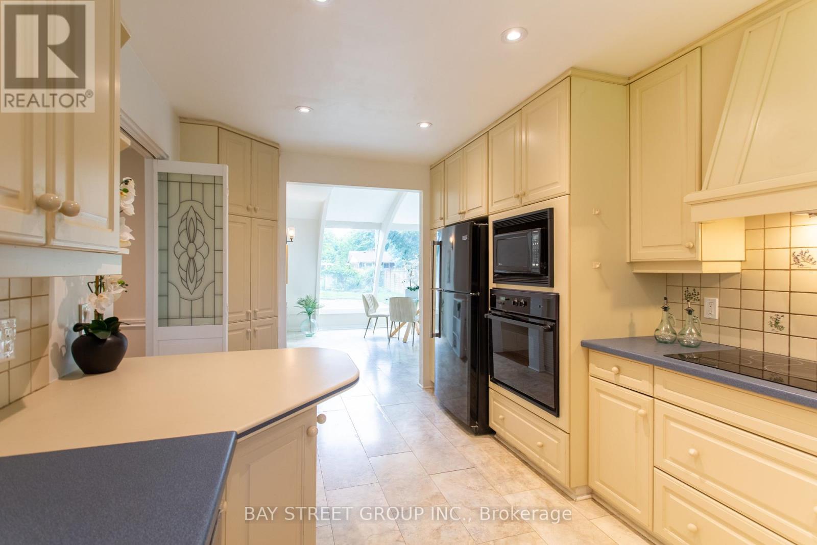 Photo 11 of 2 Parklane Crescent S, St Catharines ON