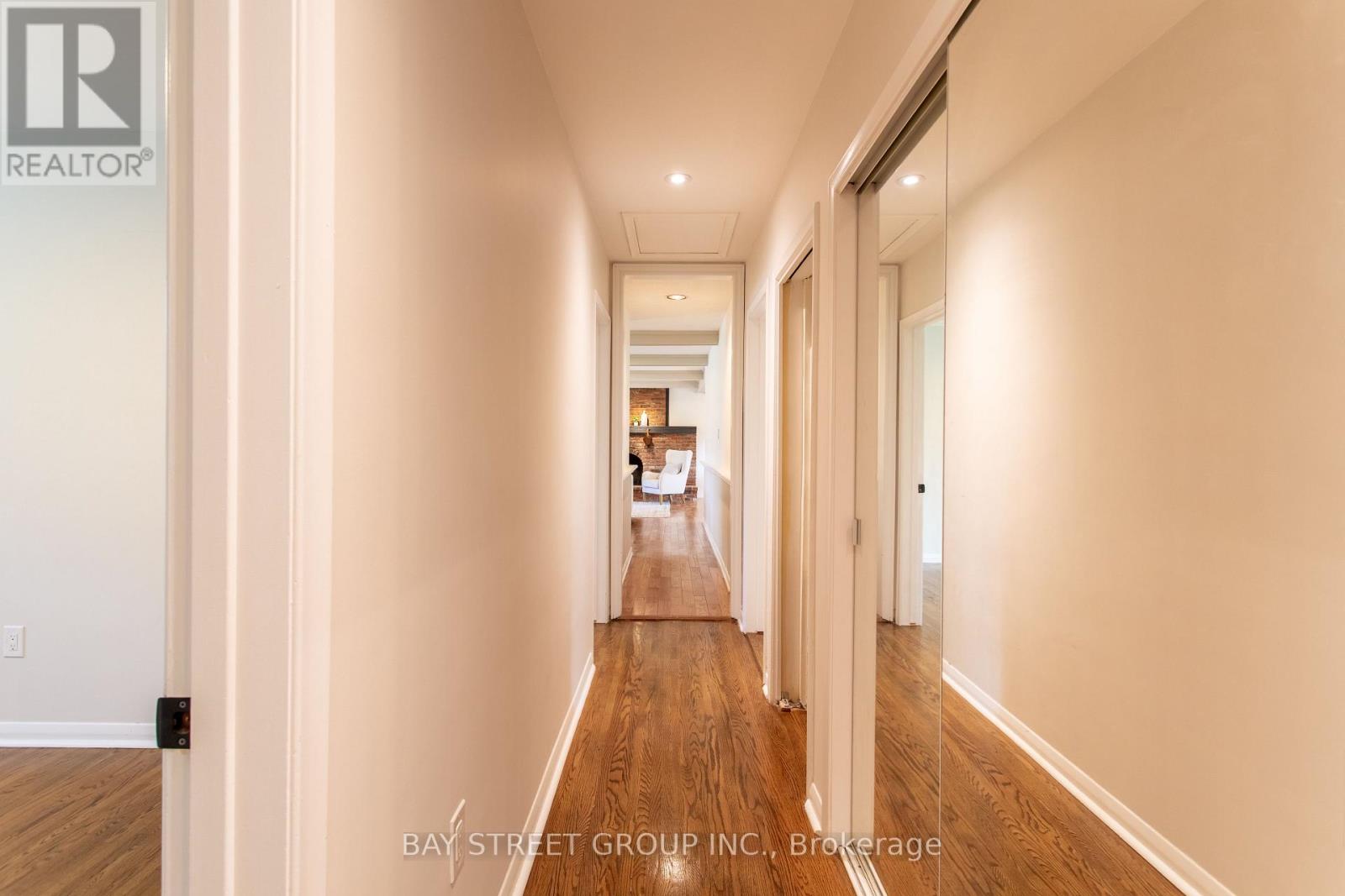 Photo 9 of 2 Parklane Crescent S, St Catharines ON