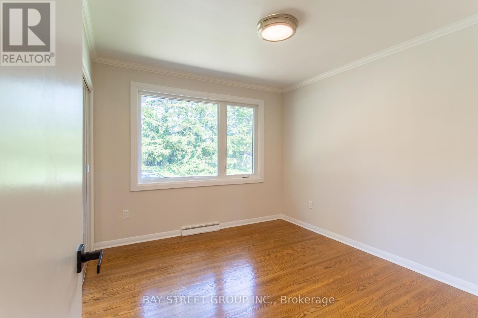 Photo 7 of 2 Parklane Crescent S, St Catharines ON