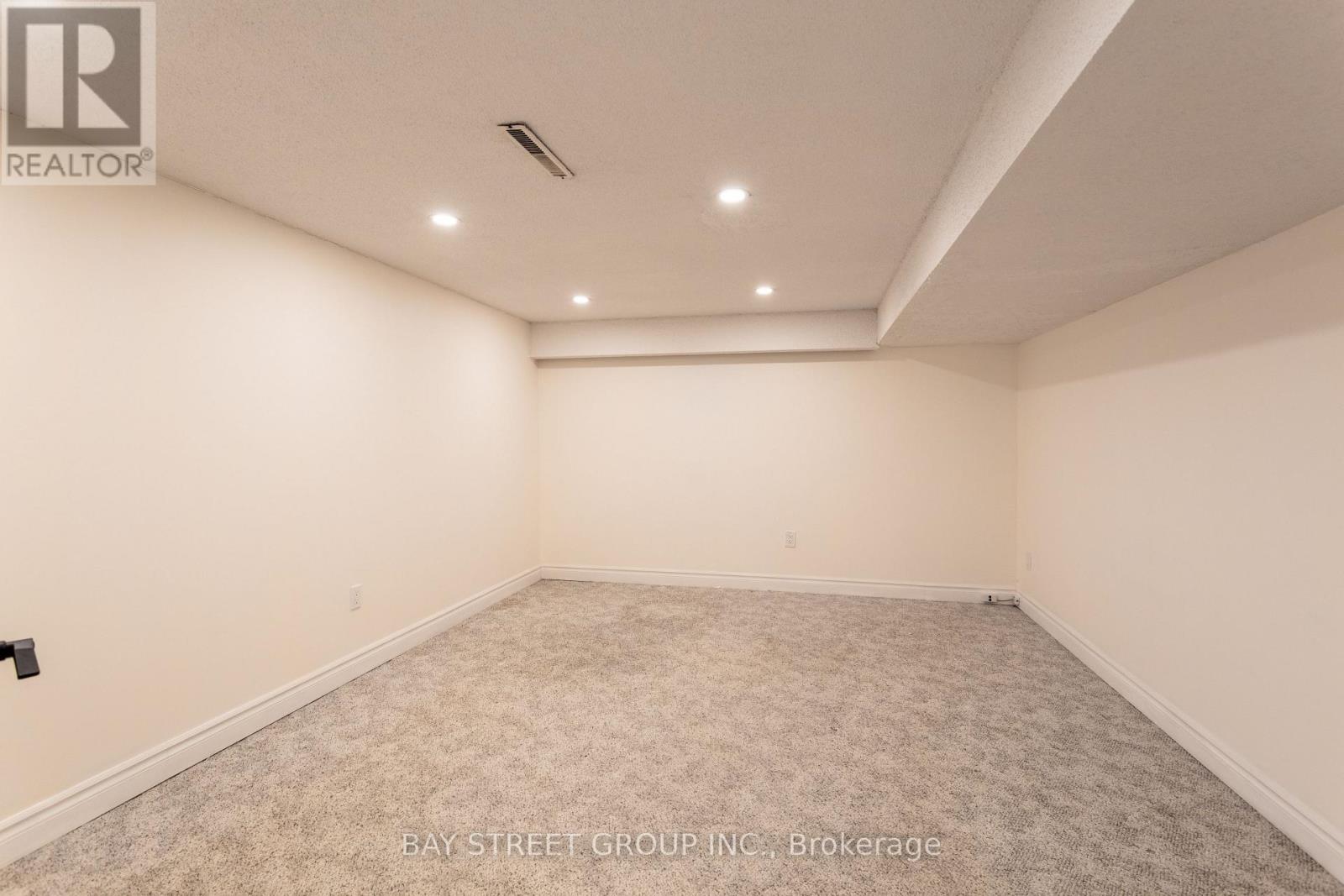 Photo 30 of 2 Parklane Crescent S, St Catharines ON