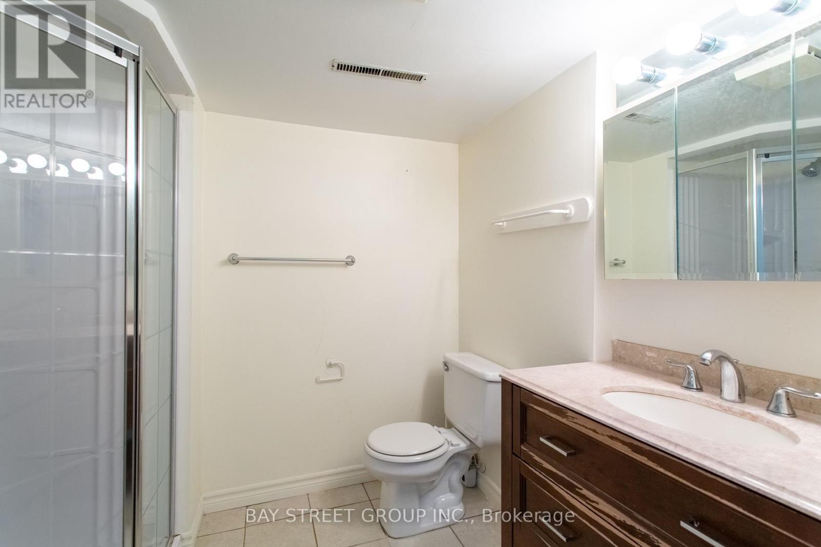 Photo 33 of 2 Parklane Crescent S, St Catharines ON