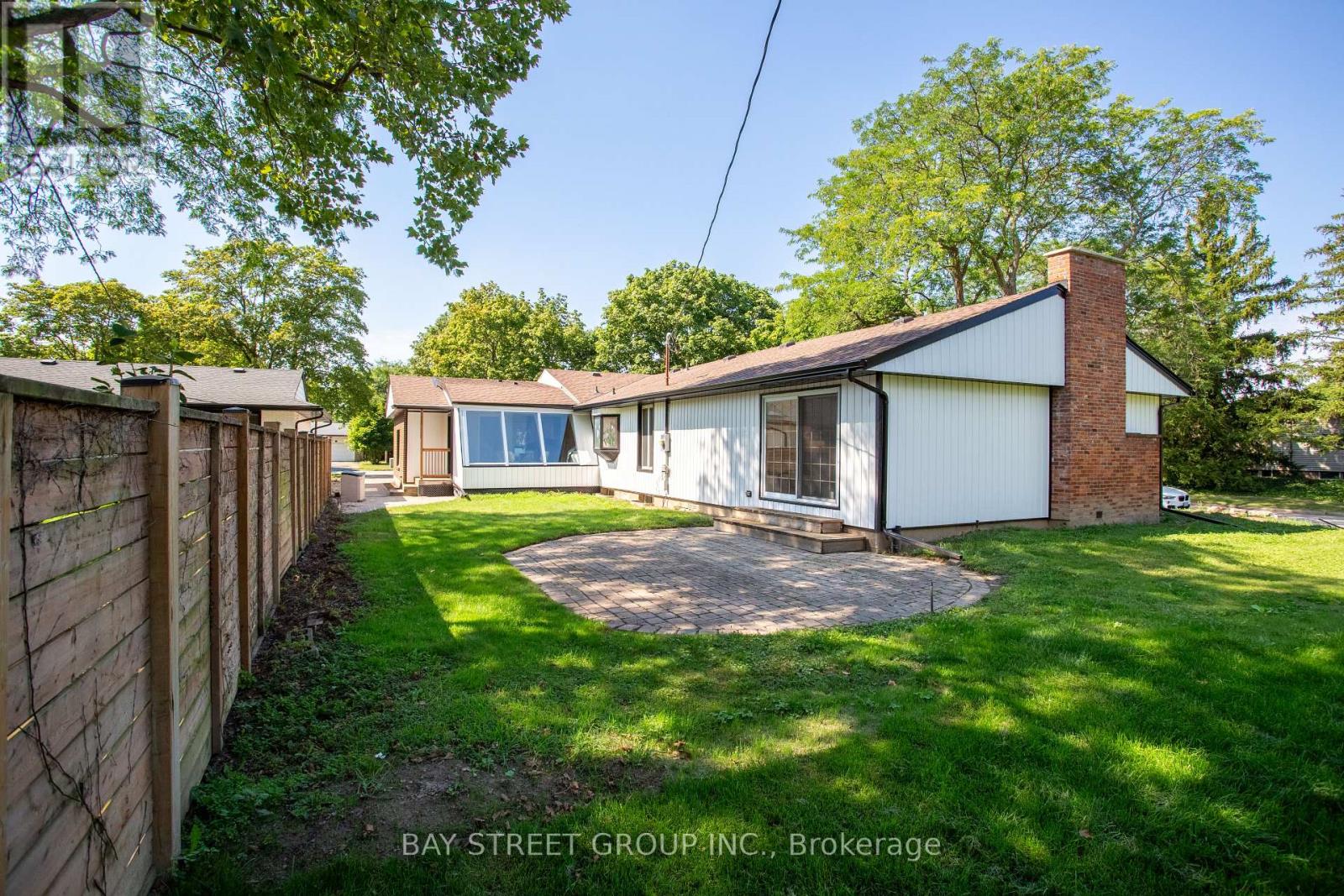 Photo 43 of 2 Parklane Crescent S, St Catharines ON