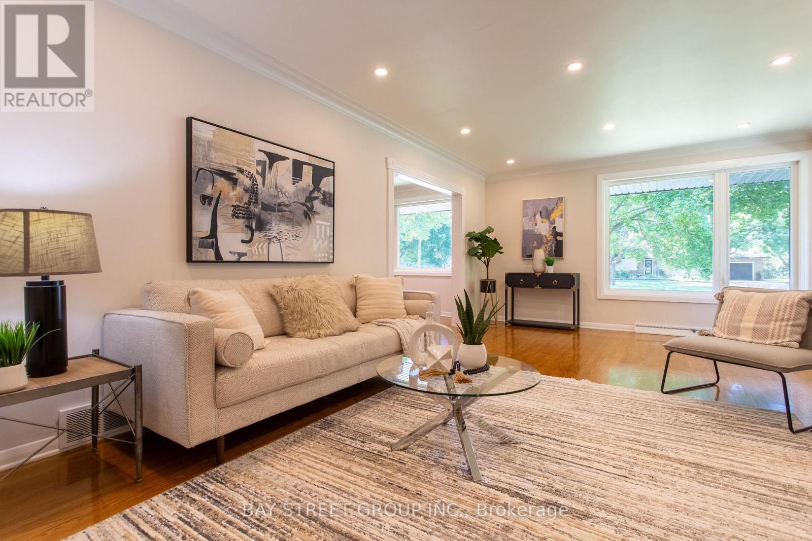 Photo 23 of 2 Parklane Crescent S, St Catharines ON