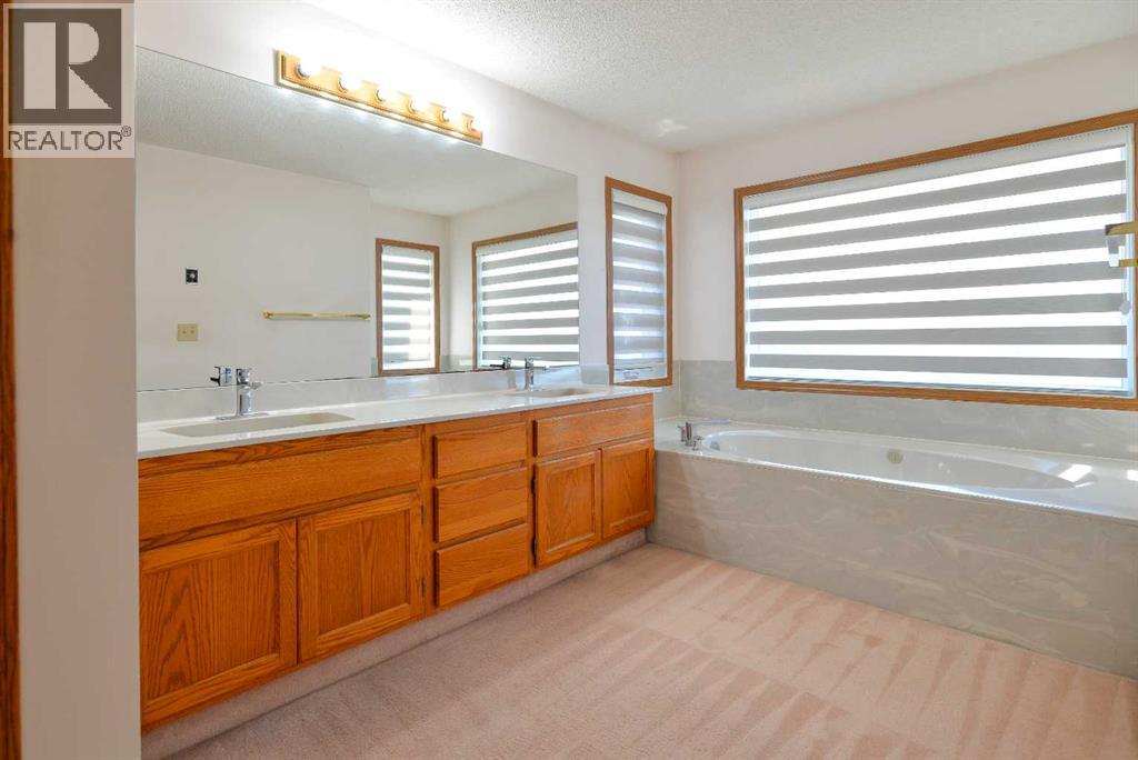 Single Family House for Sale in  Edgebrook Close NW Edgemont Calgary 