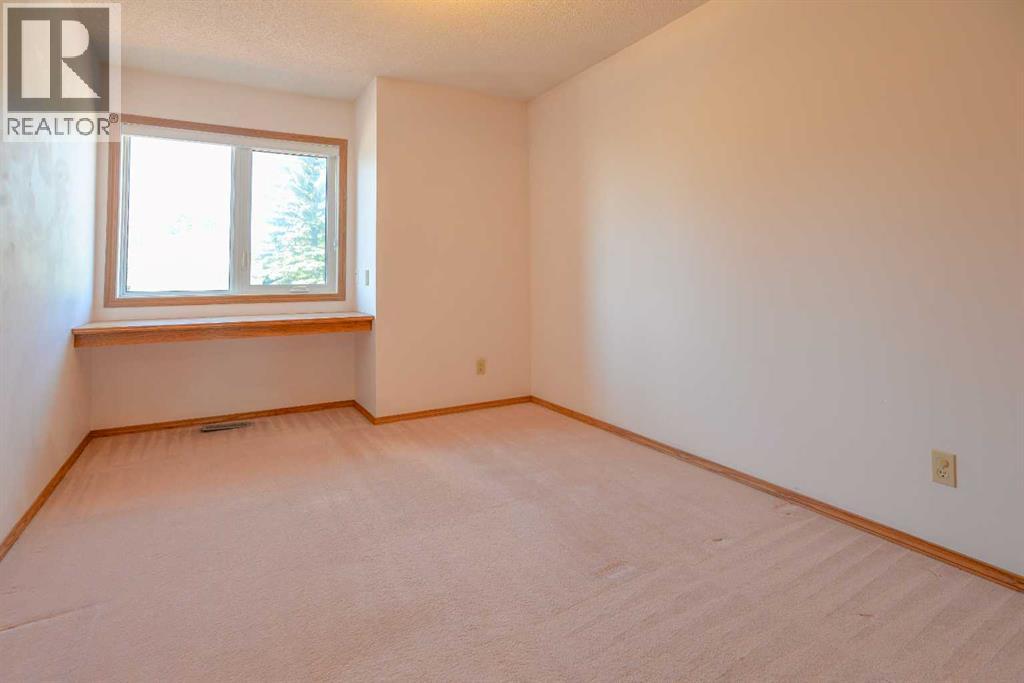 Single Family House for Sale in  Edgebrook Close NW Edgemont Calgary 
