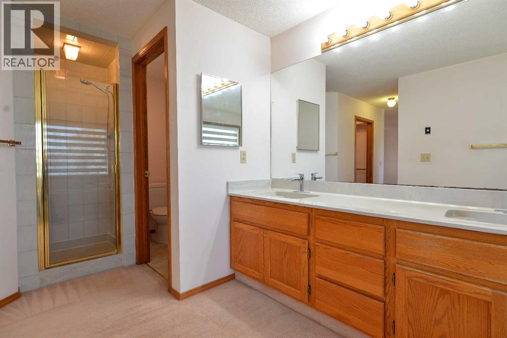 Single Family House for Sale in  Edgebrook Close NW Edgemont Calgary 