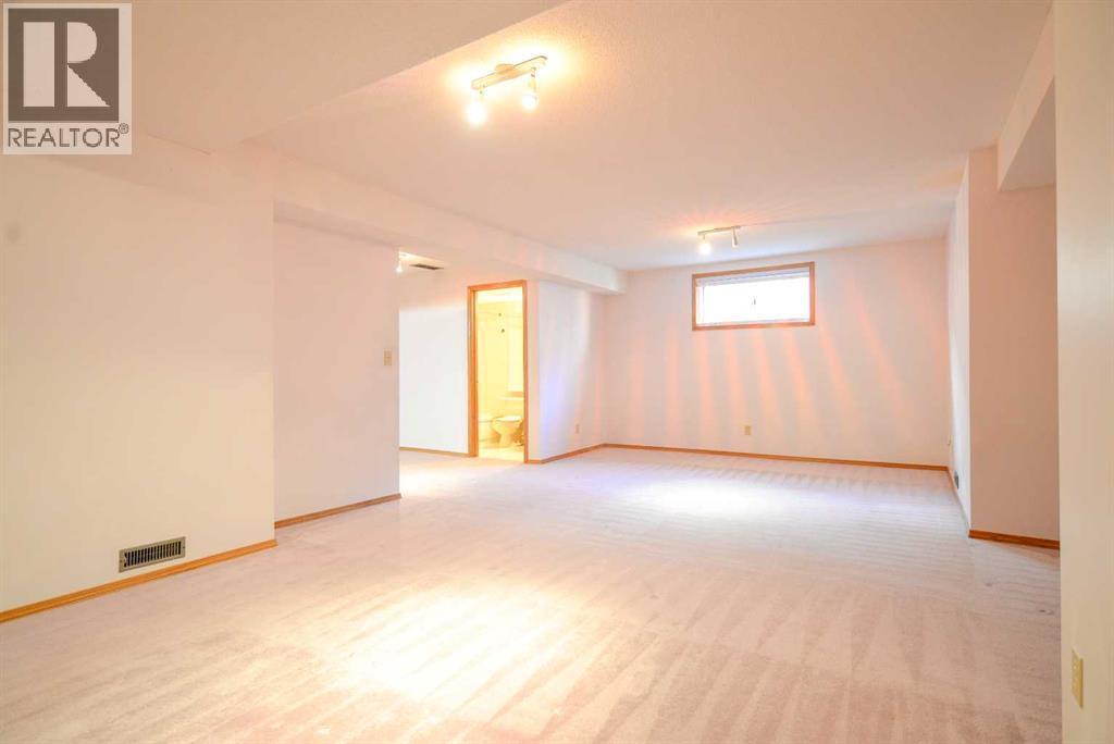 Single Family House for Sale in  Edgebrook Close NW Edgemont Calgary 