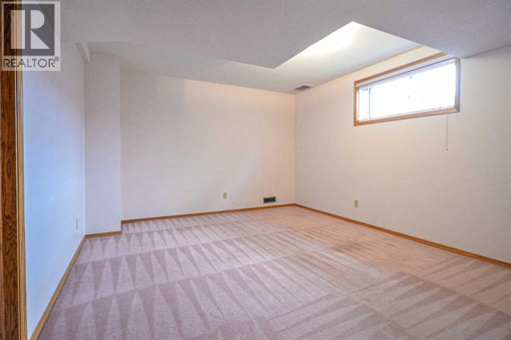 Single Family House for Sale in  Edgebrook Close NW Edgemont Calgary 