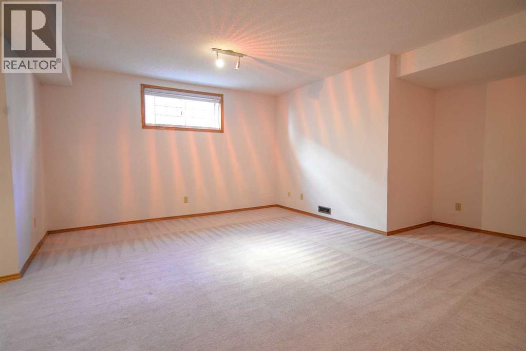 Single Family House for Sale in  Edgebrook Close NW Edgemont Calgary 