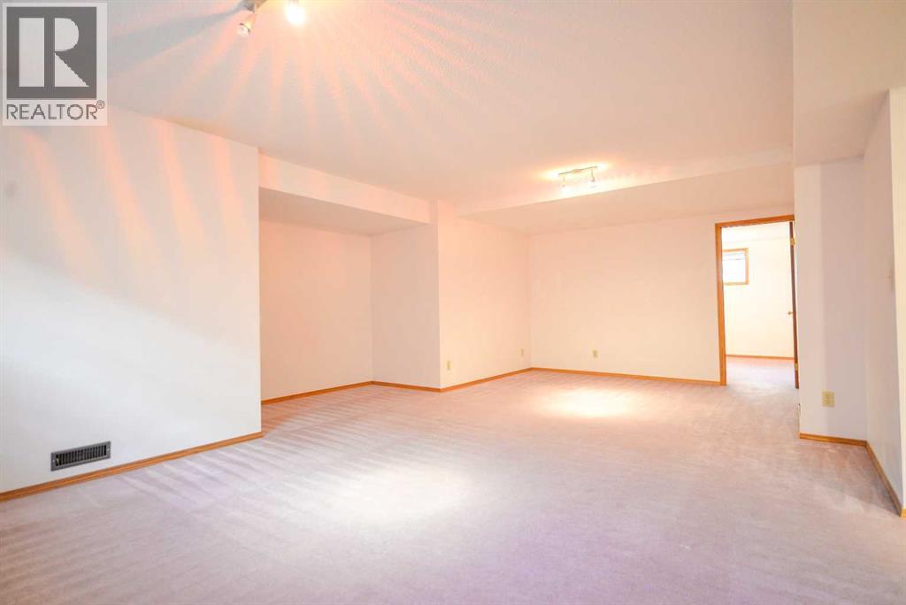 Single Family House for Sale in  Edgebrook Close NW Edgemont Calgary 