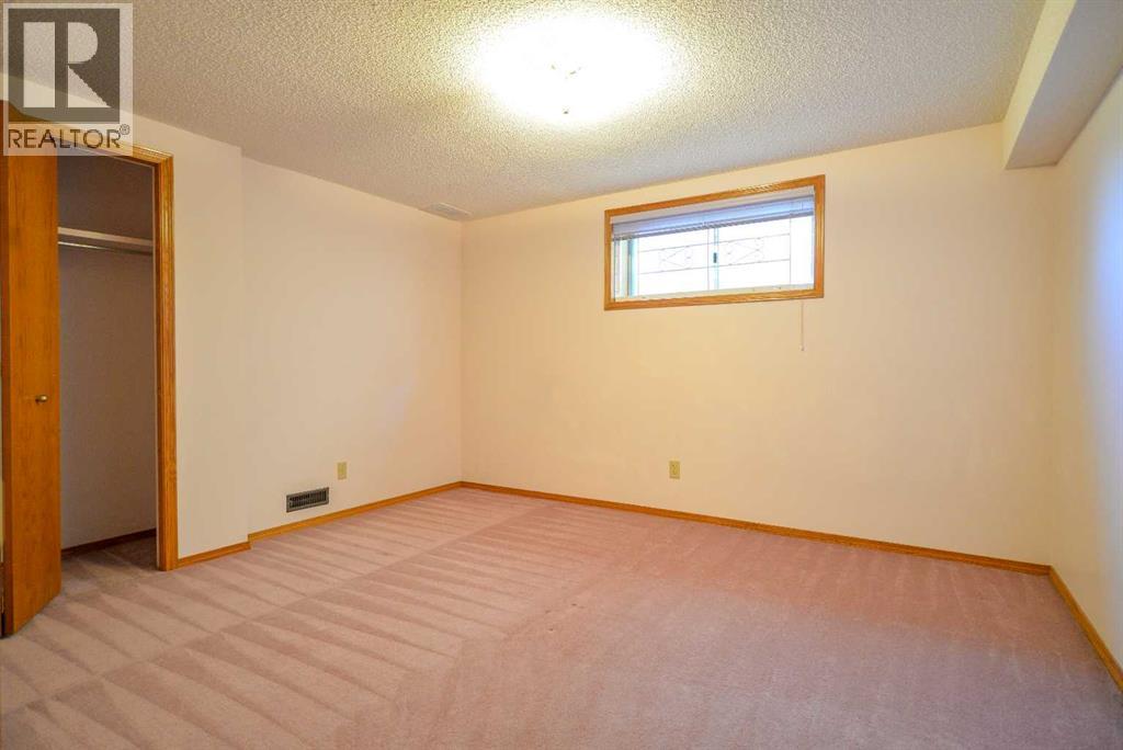 Single Family House for Sale in  Edgebrook Close NW Edgemont Calgary 