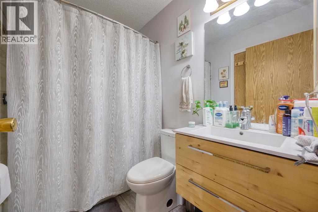 Single Family House Bi-level for Sale in  Hidden Valley Drive NW Hidden Valley Calgary 