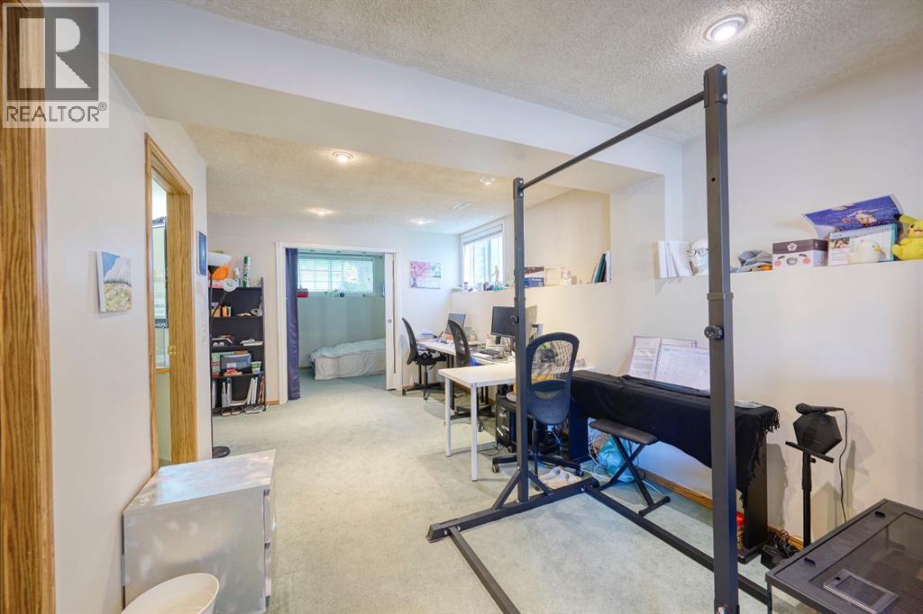 Single Family House Bi-level for Sale in  Hidden Valley Drive NW Hidden Valley Calgary 