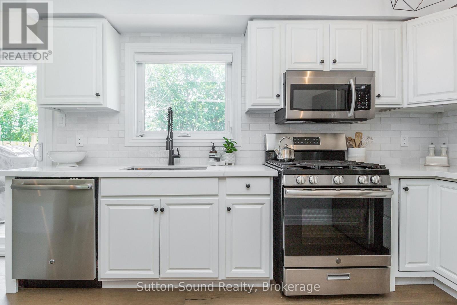 Photo 13 of 1926 Applewood Avenue, Innisfil ON