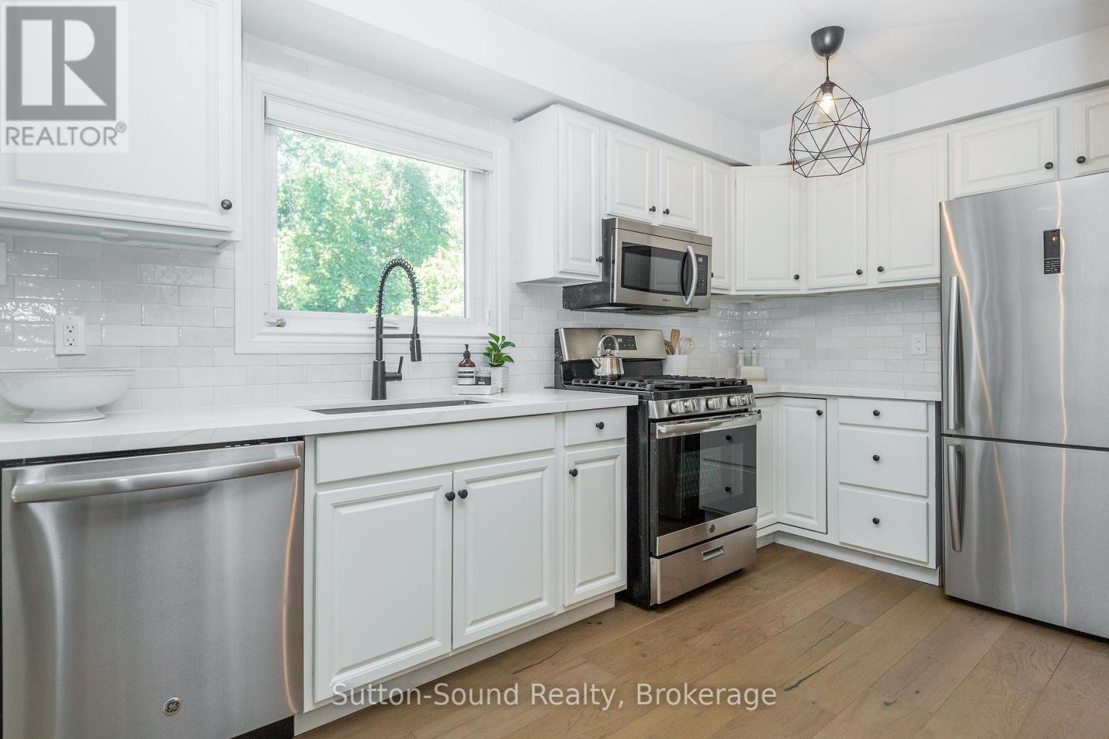 Photo 14 of 1926 Applewood Avenue, Innisfil ON