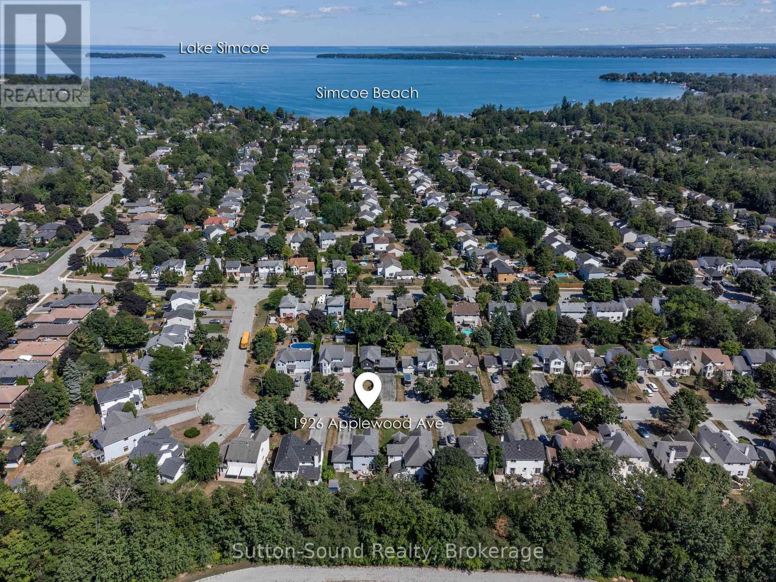 Photo 2 of 1926 Applewood Avenue, Innisfil ON