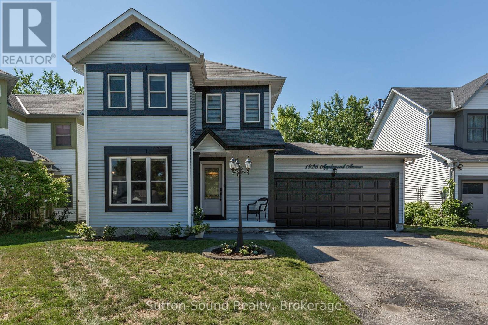 Photo 3 of 1926 Applewood Avenue, Innisfil ON
