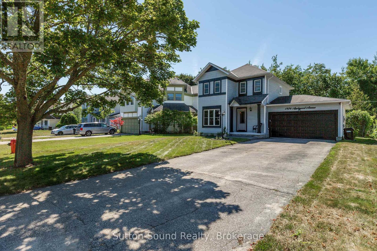 Photo 4 of 1926 Applewood Avenue, Innisfil ON