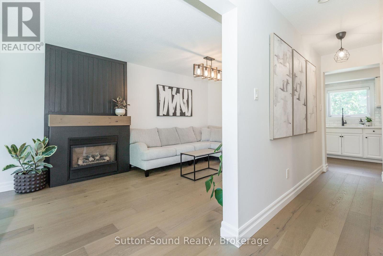 Photo 5 of 1926 Applewood Avenue, Innisfil ON
