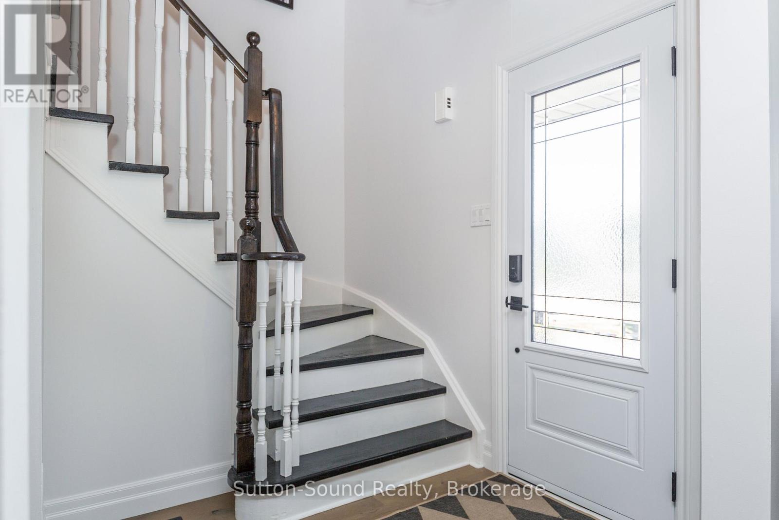Photo 6 of 1926 Applewood Avenue, Innisfil ON