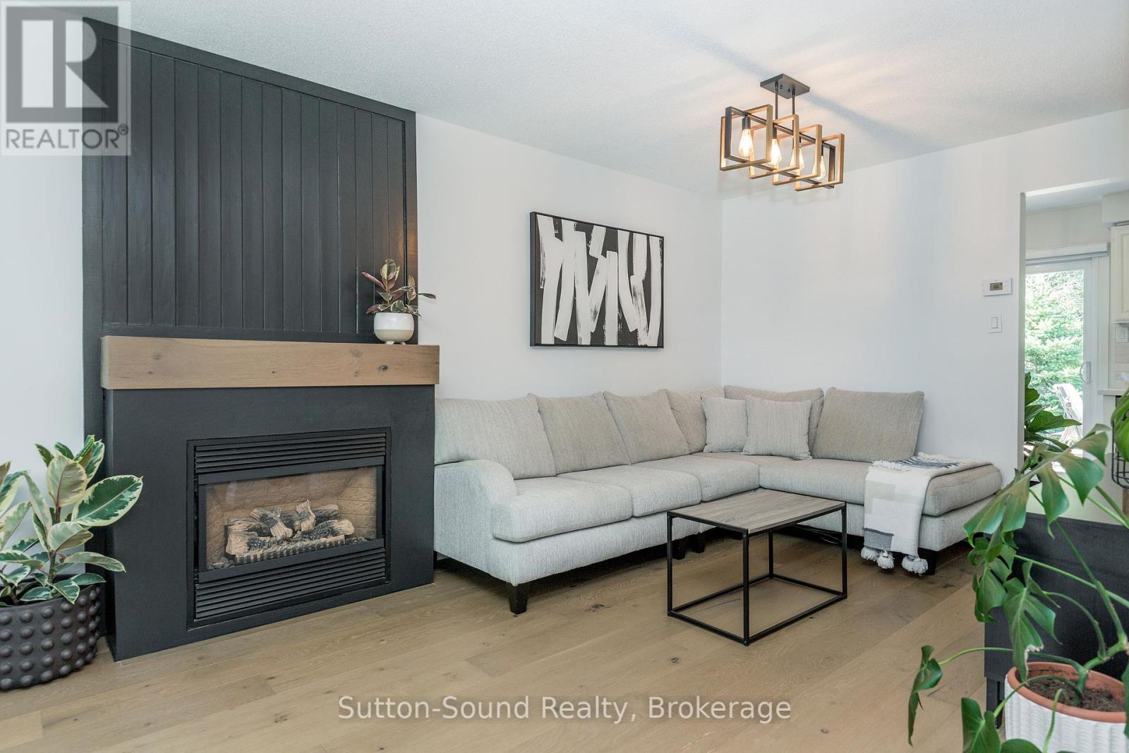 Photo 7 of 1926 Applewood Avenue, Innisfil ON