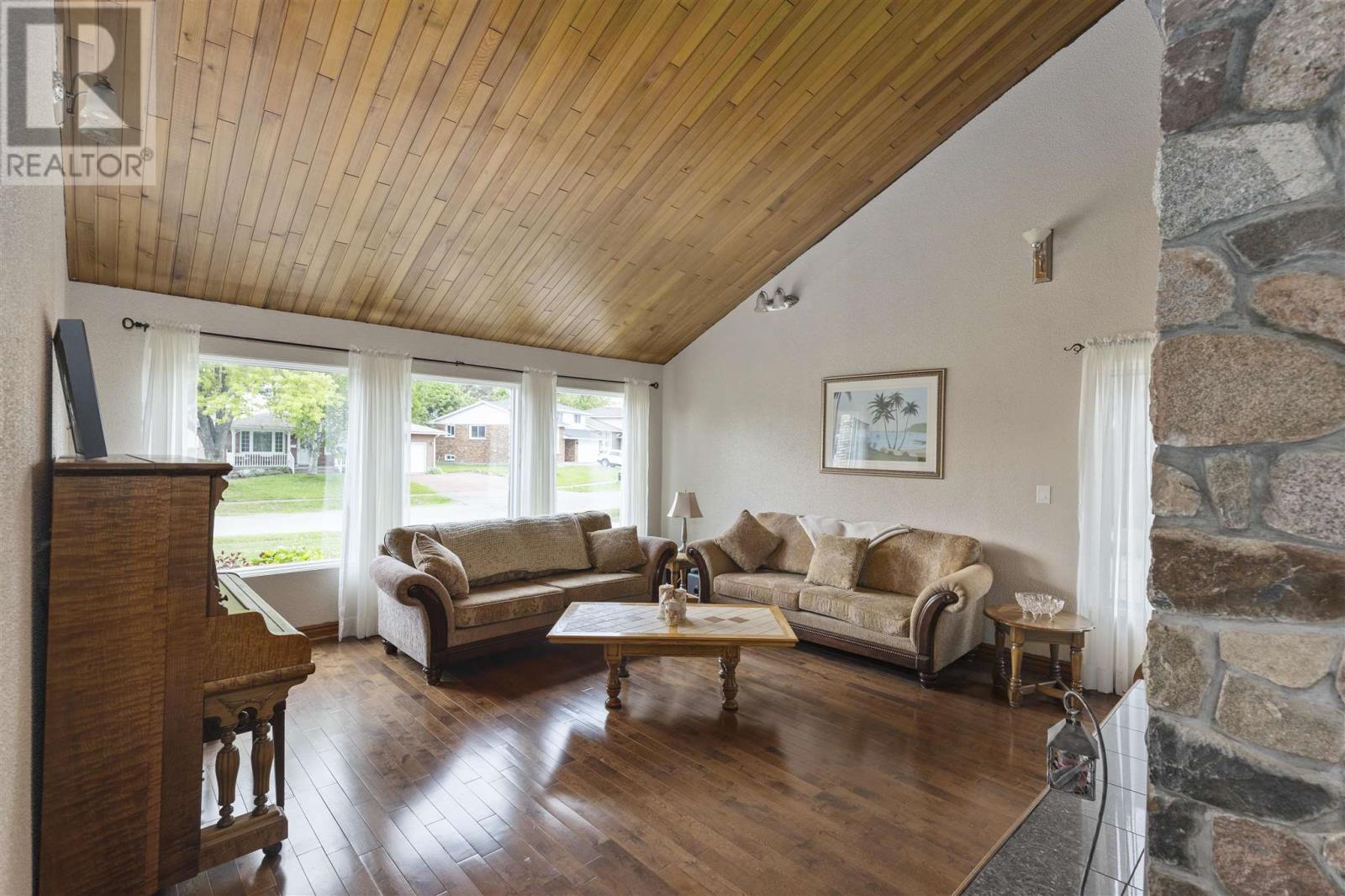 Photo 10 of 16 Charlotte Dr, Sault Ste Marie ON