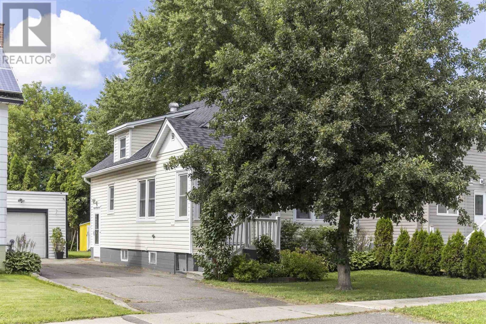 Photo 2 of 615 Sherbourne St, Sault Ste Marie ON