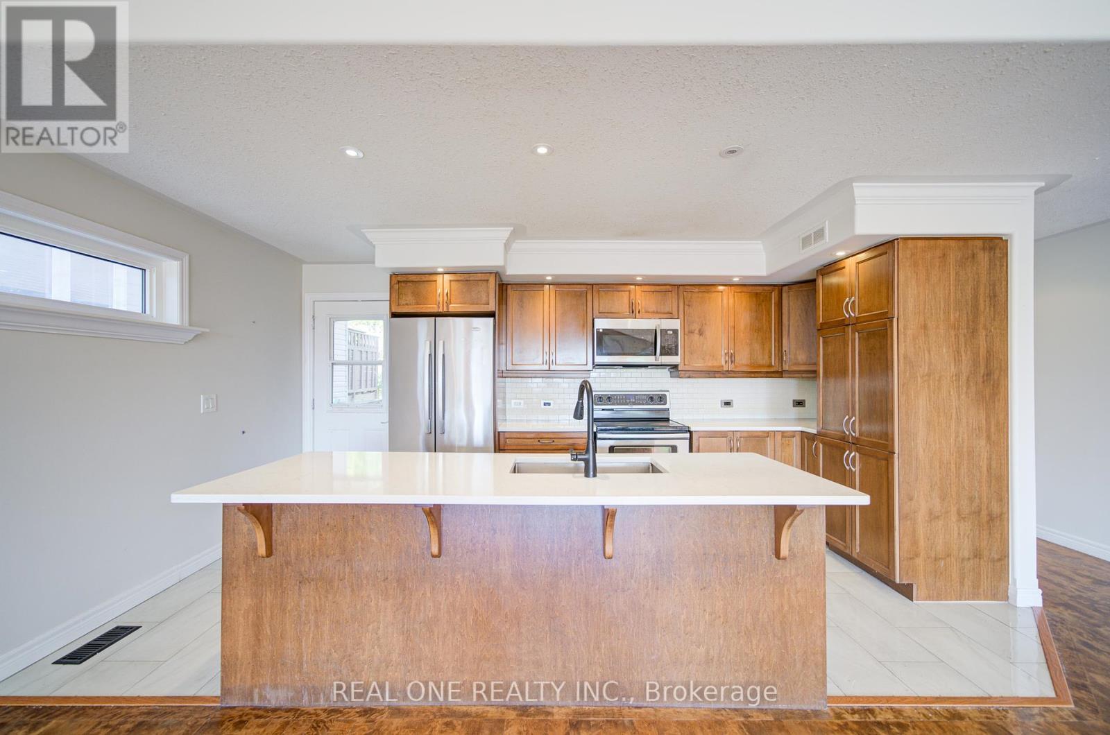 Photo 10 of 105 Milroy Drive, Peterborough North ON