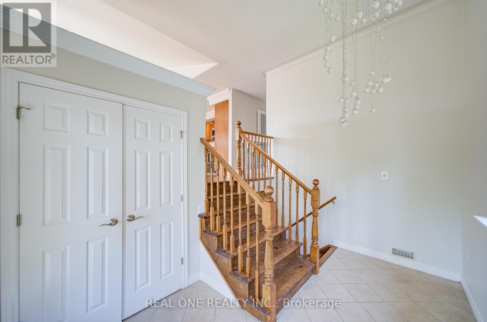 Photo 5 of 105 Milroy Drive, Peterborough North ON