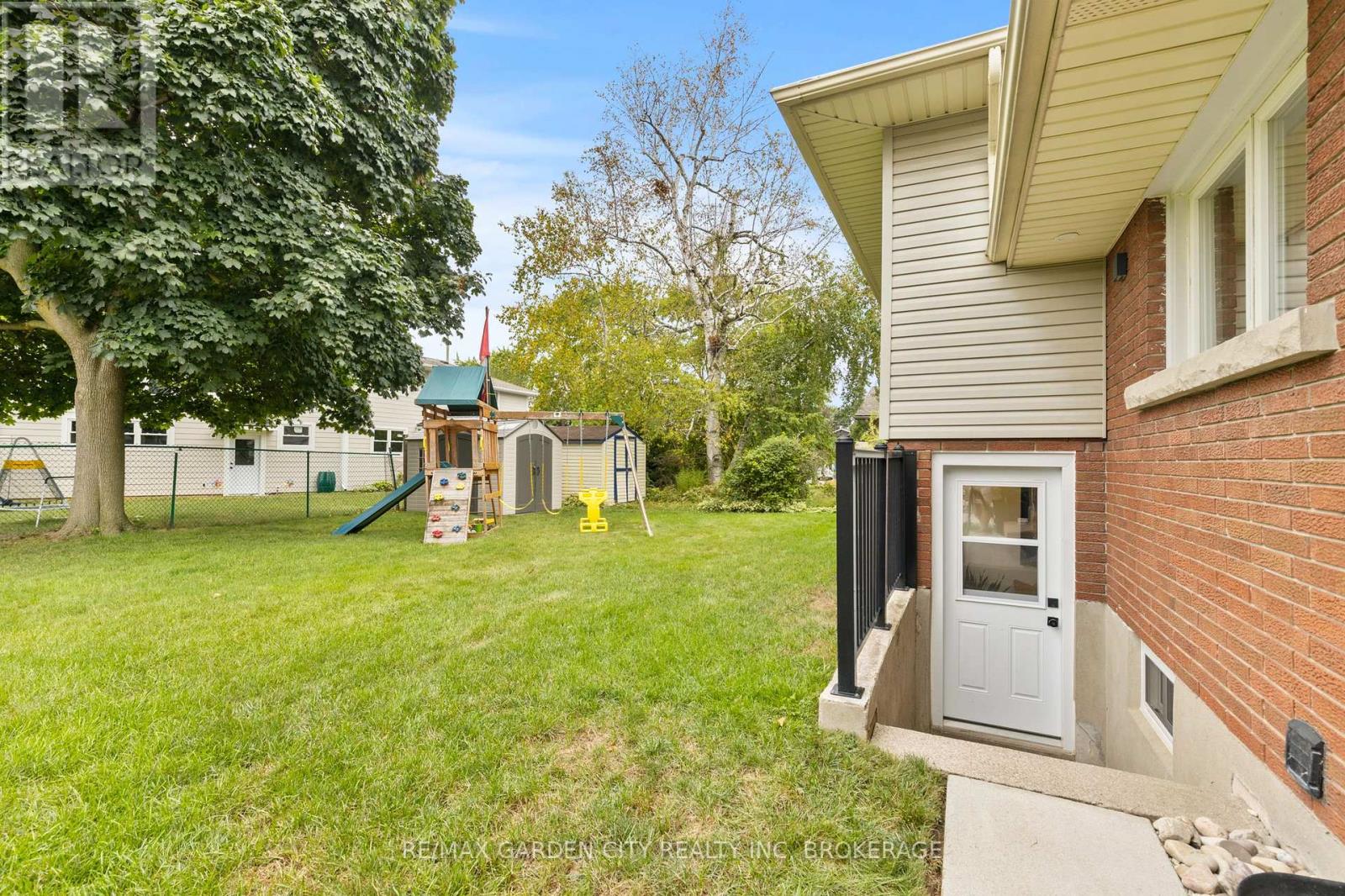 Photo 24 of 3 Cardinal Circle, St Catharines ON