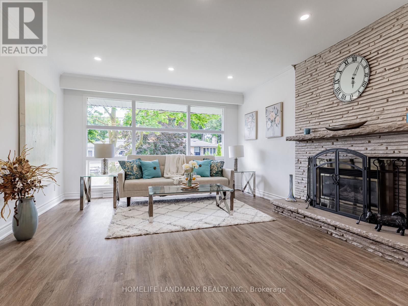Photo 5 of 30 Burleigh Heights Drive, Toronto ON