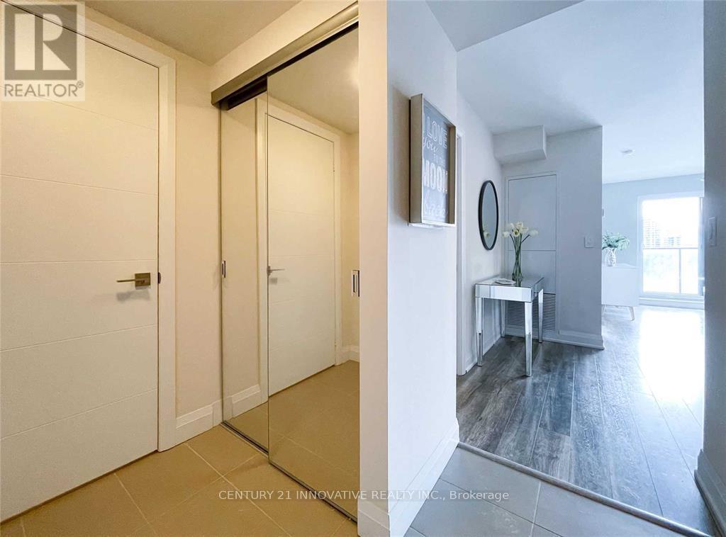 Photo 3 of 718 18 Uptown Drive, Markham ON