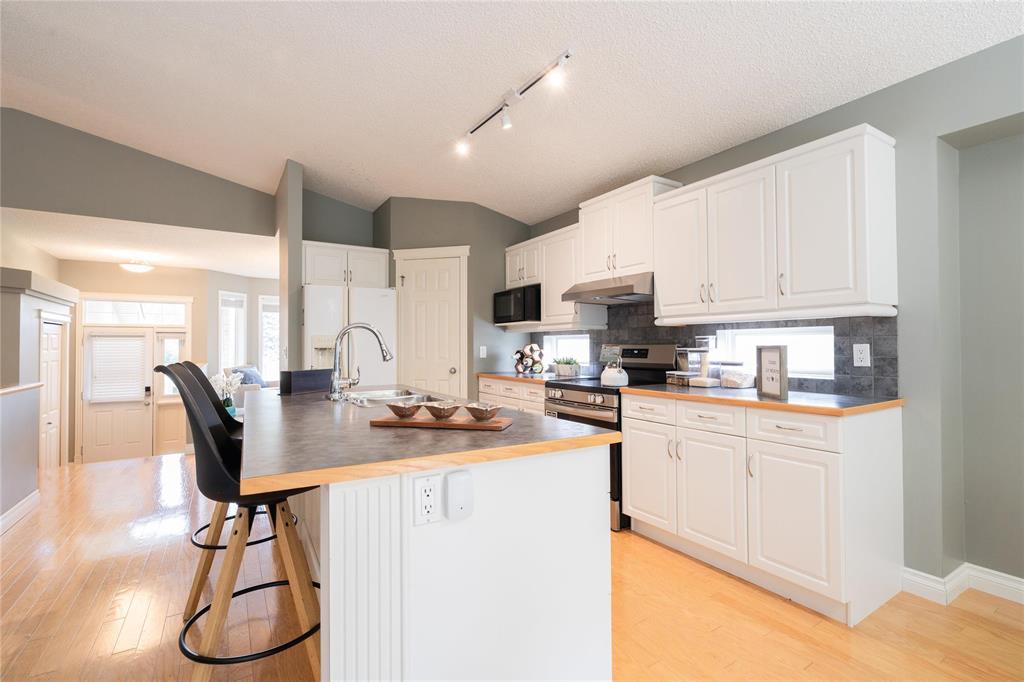 Photo 2 of 840 Lindenwood Drive W, Winnipeg MB