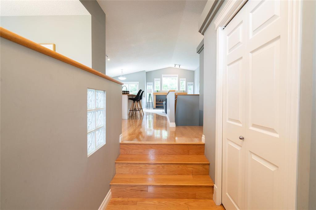 Photo 10 of 840 Lindenwood Drive W, Winnipeg MB